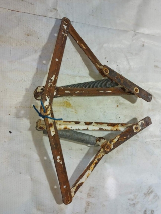 Петля крышки багажника