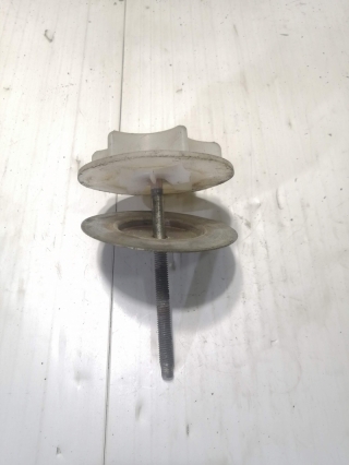 Болт крепления запасного колеса