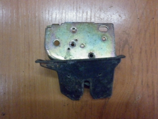 Замок двери багажника