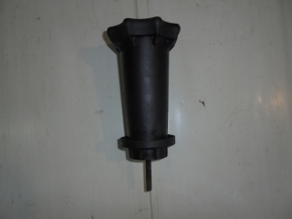 Болт крепления запасного колеса