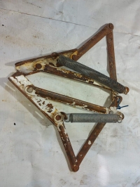 Петля крышки багажника